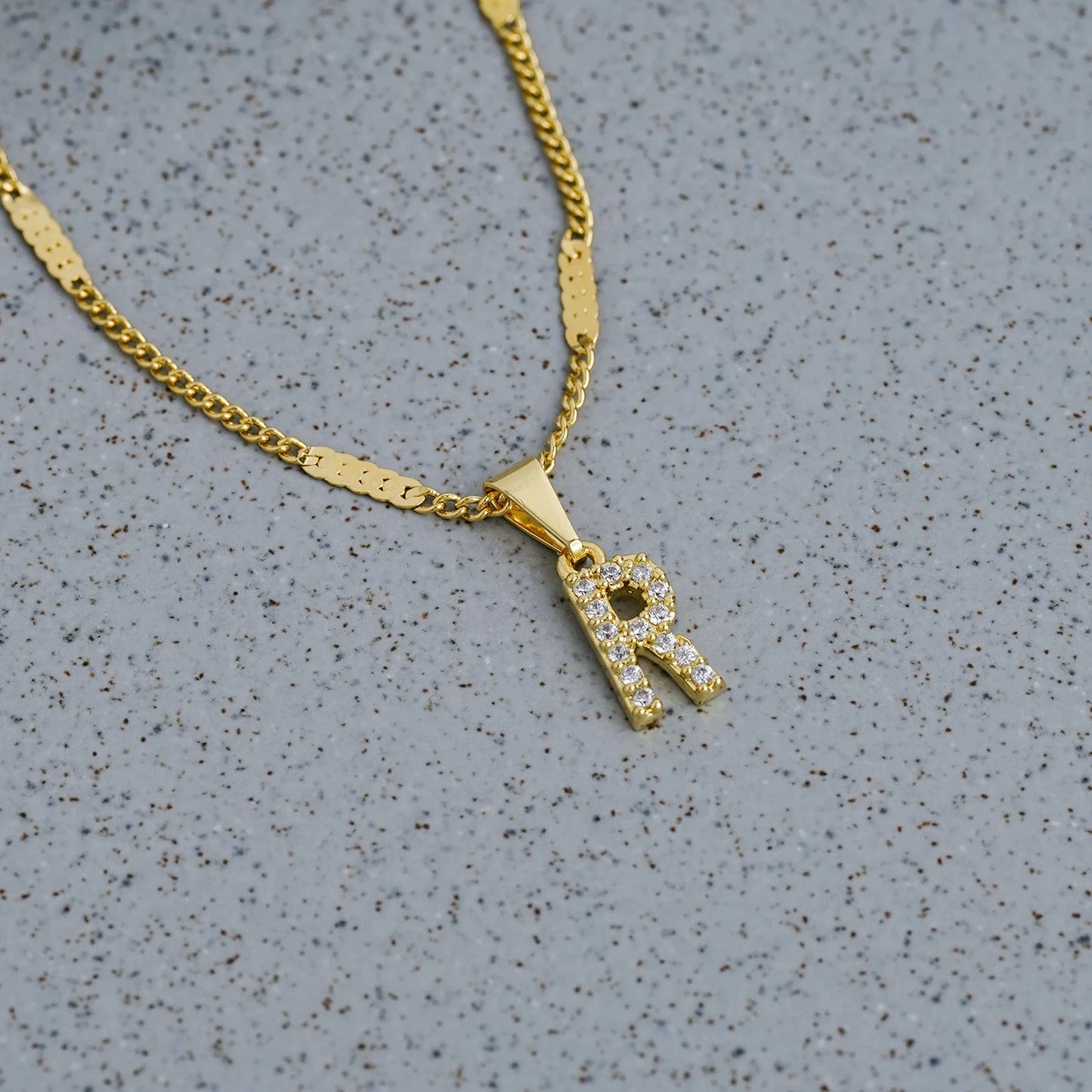 23370R - Dije Silueta Letra R Mediana Con Circones