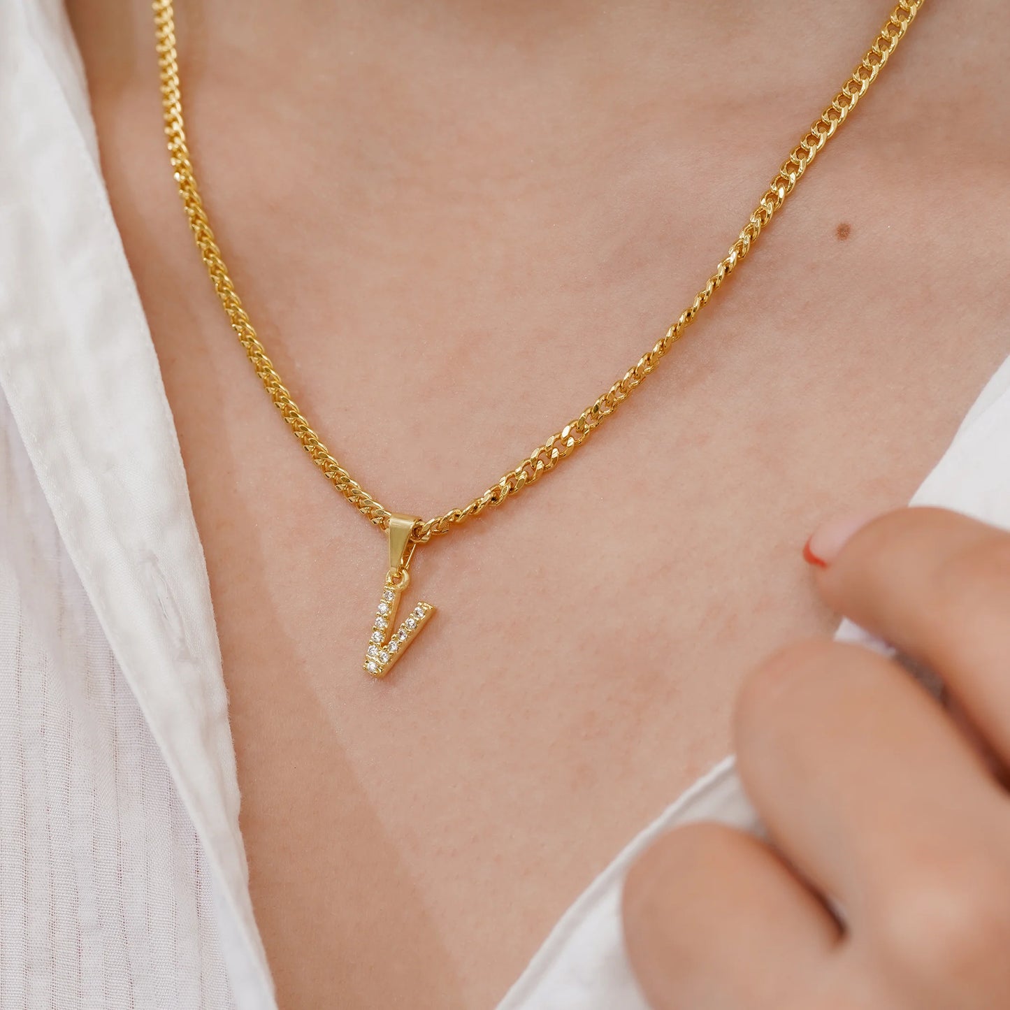 23370V - Dije Silueta Letra V Mediana Con Circones