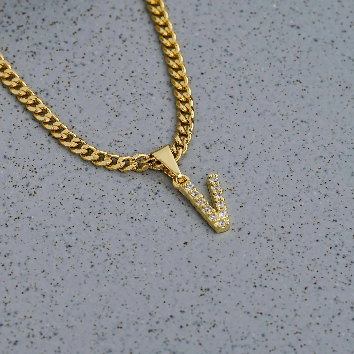 23370V - Dije Silueta Letra V Mediana Con Circones