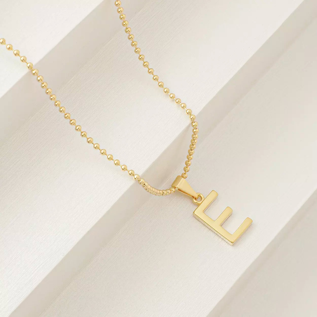 25360E - Dije Silueta Letra E Lisa Grande