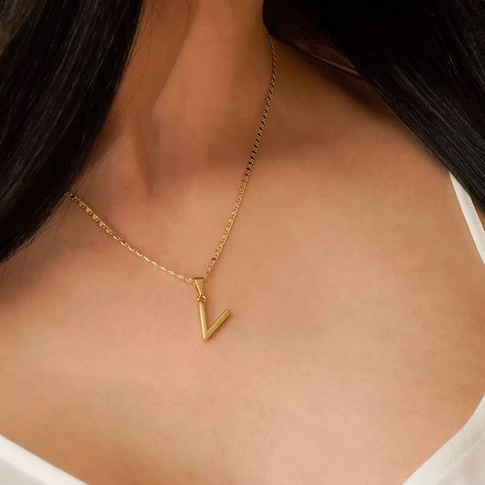 25360V - Dije Silueta Letra V Lisa Grande