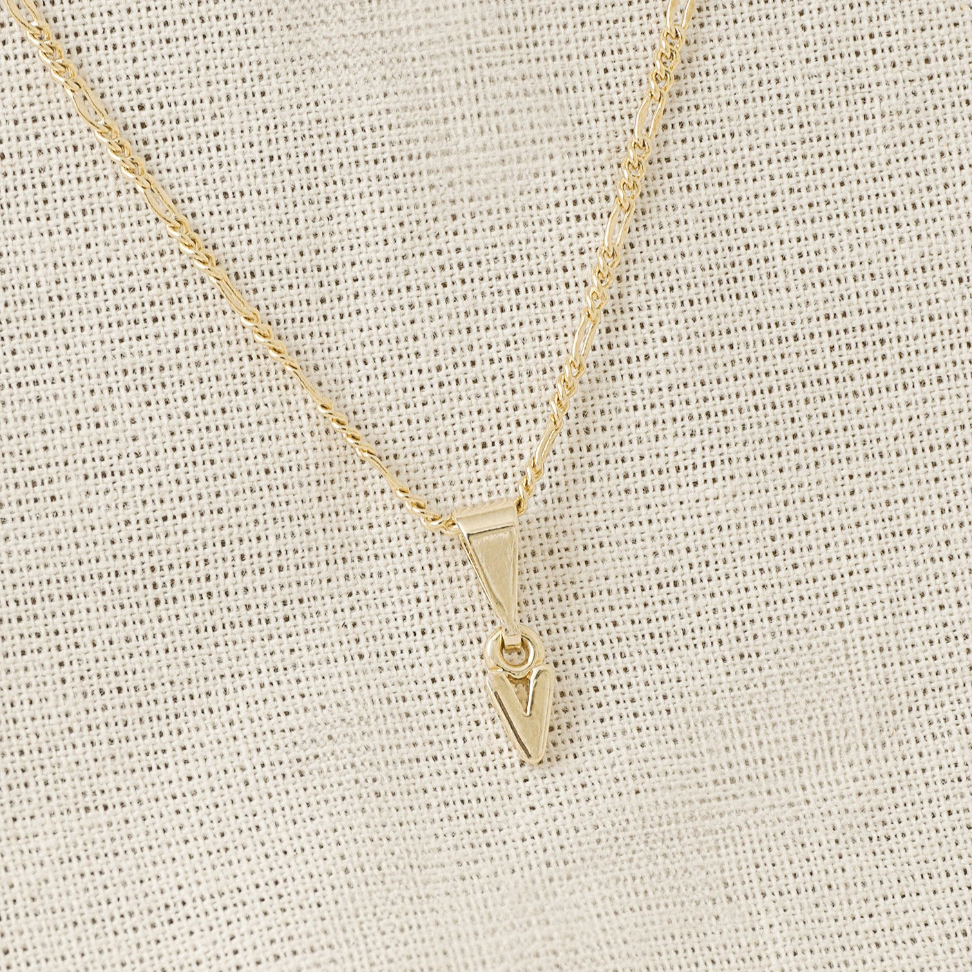 26360V - Dije Silueta Letra V Lisa Mini