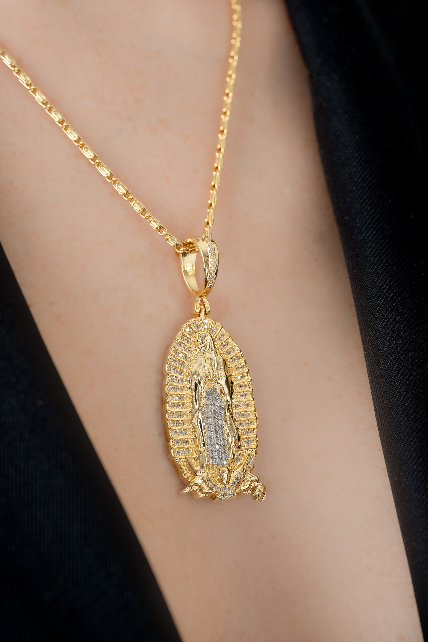 23310 - Dije Nuestra Señora de Guadalupe Circonias