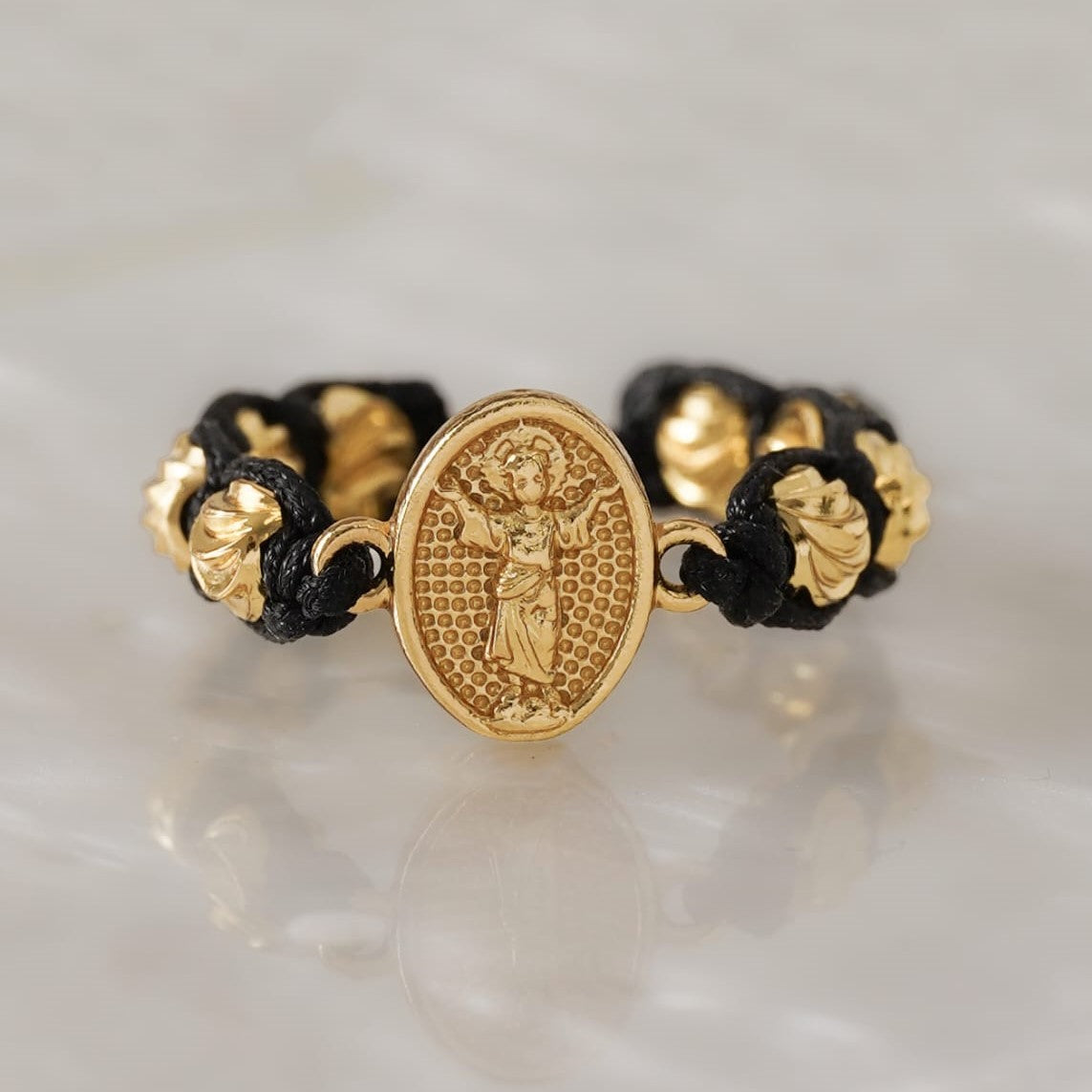 AT02 - Anillo Tejido con balines y herraje Divino Niño