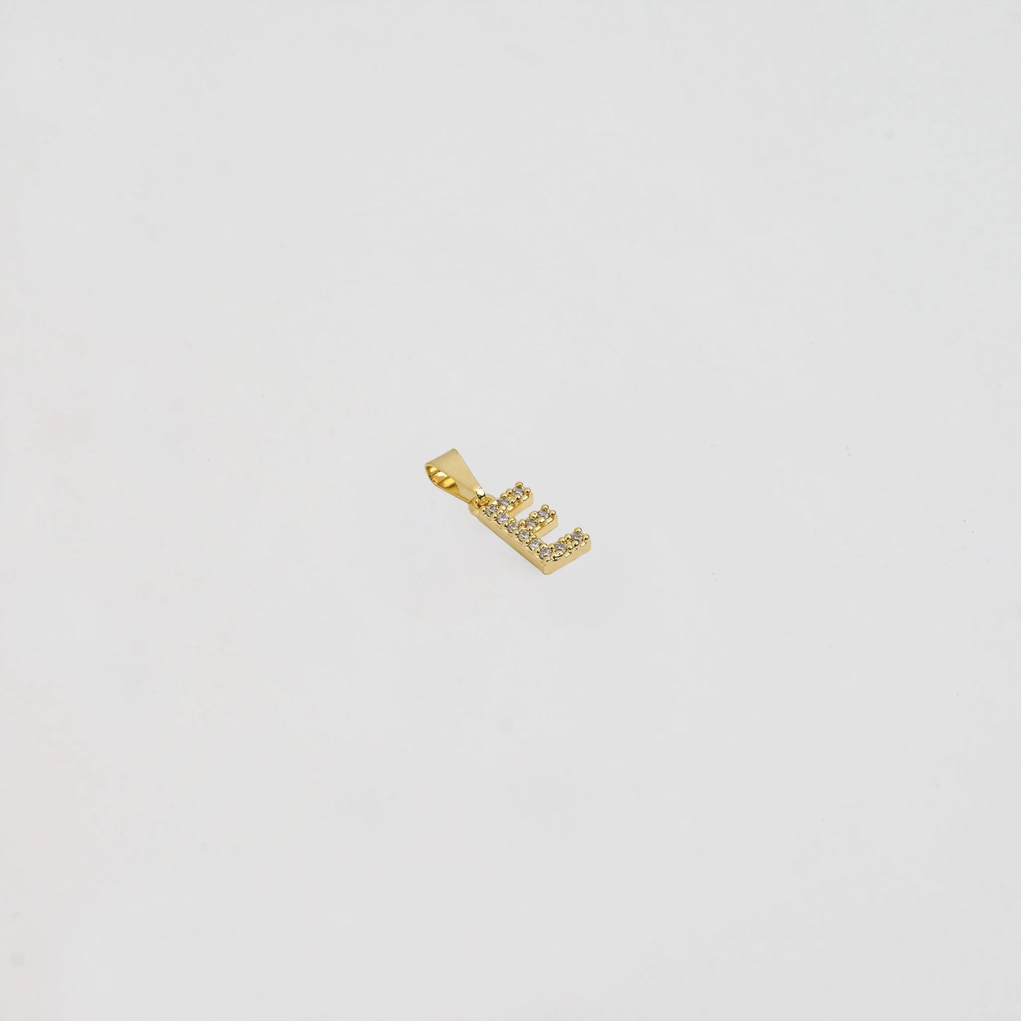 23370E - Dije Silueta Letra E Mediana Con Circones