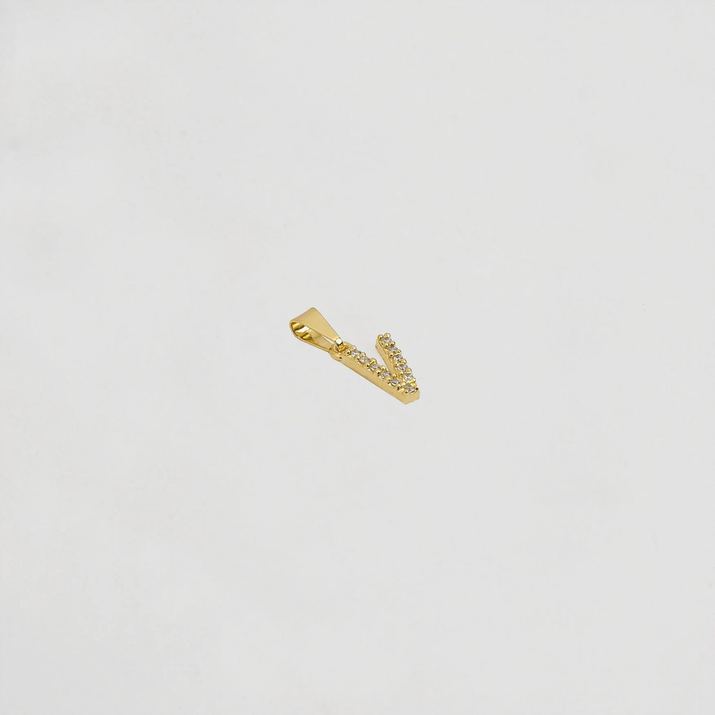 23370V - Dije Silueta Letra V Mediana Con Circones