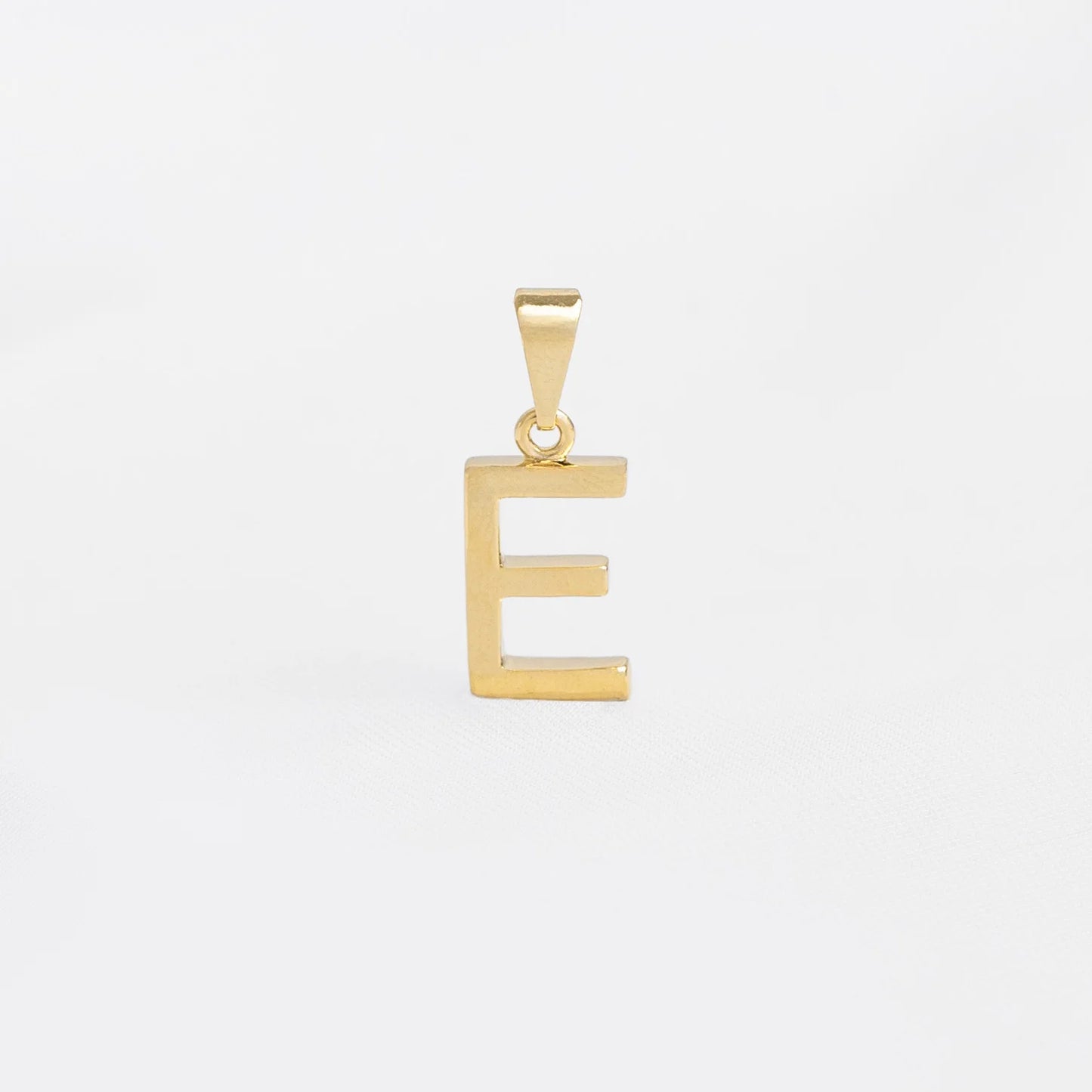 25360E - Dije Silueta Letra E Lisa Grande