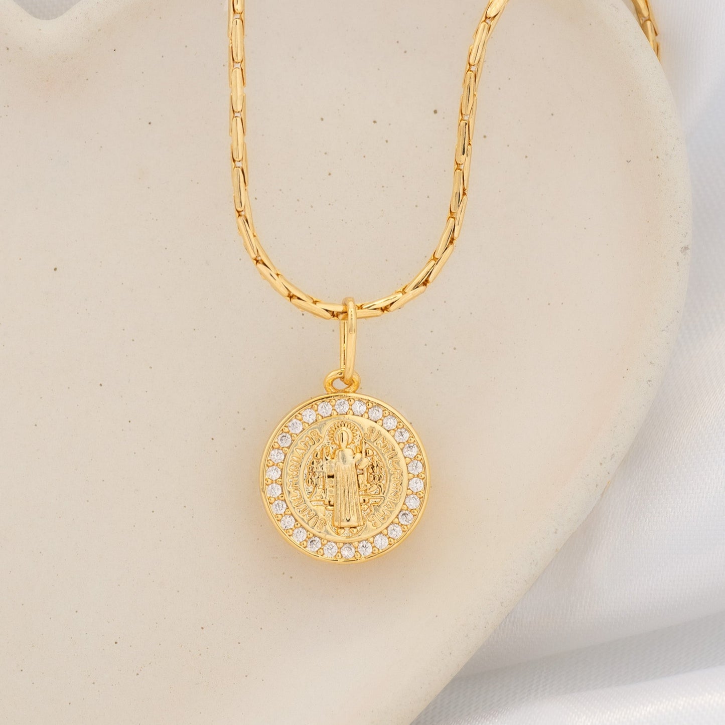 23301 - Dije San Benito Red Circonias 1.8 Cms