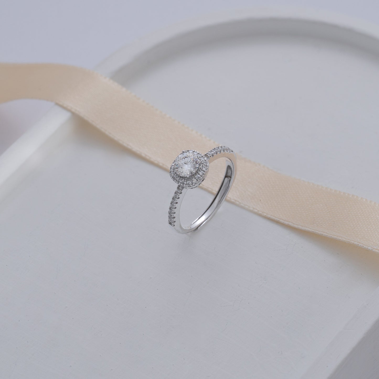 14020 - Anillo Halo Moisanita Cushion Ajustable