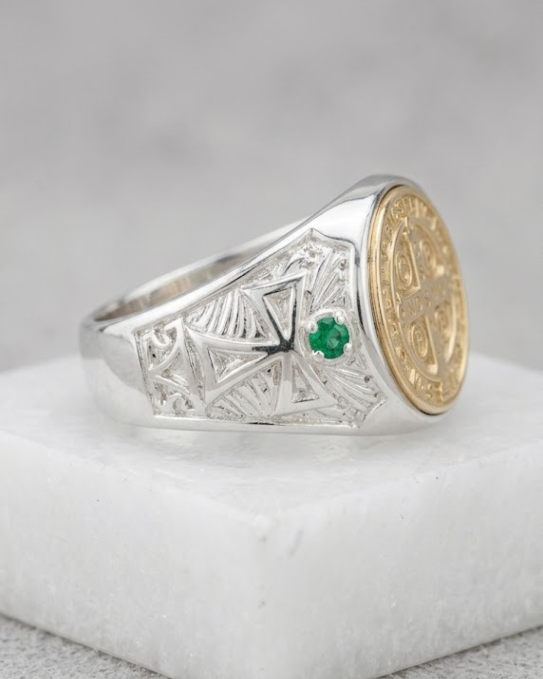 Anillo San Benito con Cirones en Plata y Oro