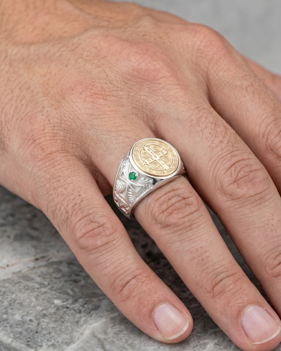 Anillo San Benito con Cirones en Plata y Oro
