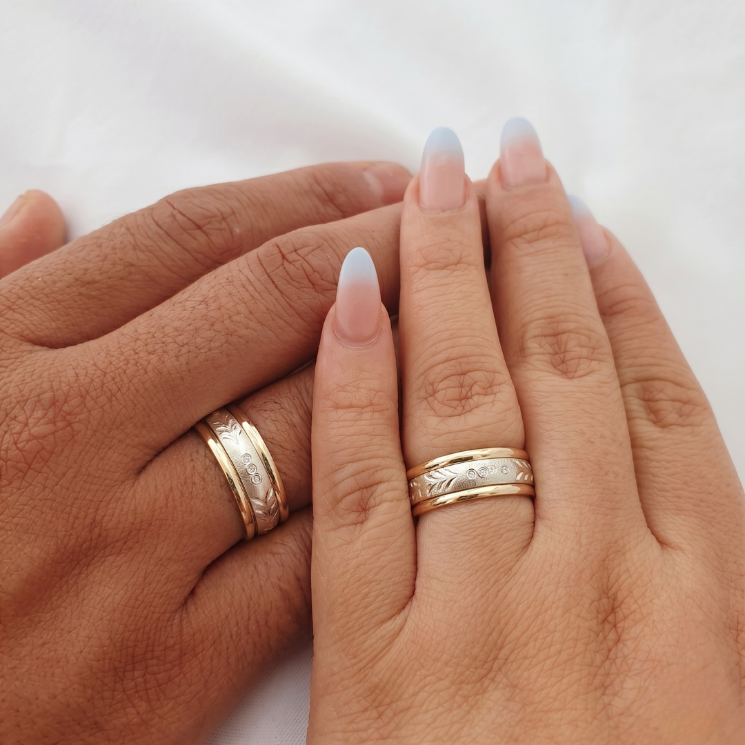 Par de Argollas con Grabado Laurel en Plata y Oro