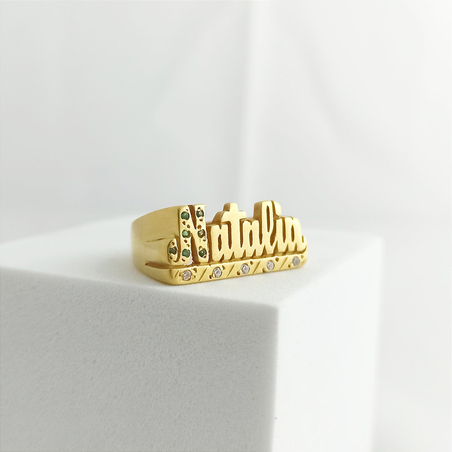 JY10002 - Anillo de Nombre Inicial con Circones